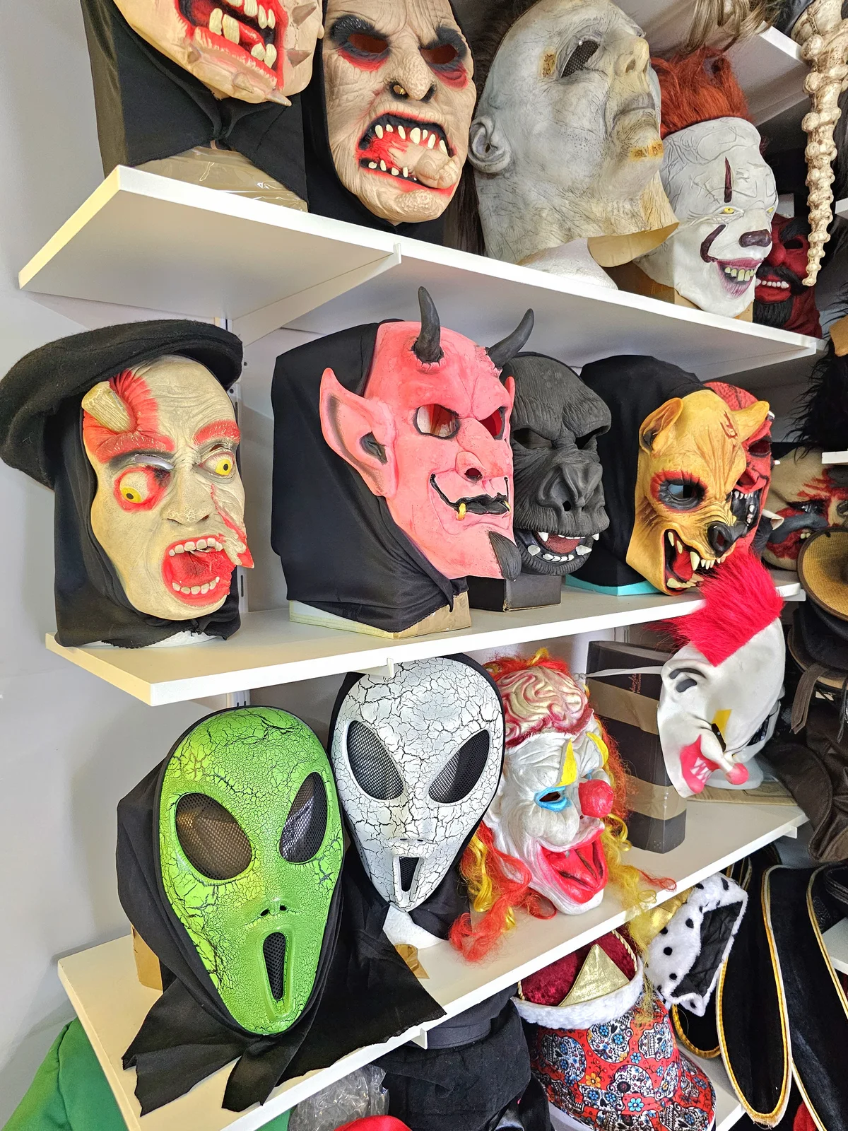 Parede com máscaras de terror e Halloween